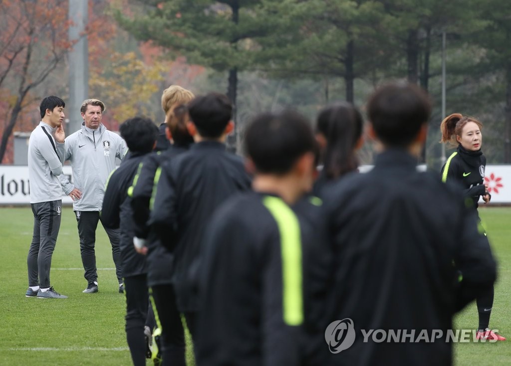 콜린 벨 감독, 대표팀과 첫 훈련