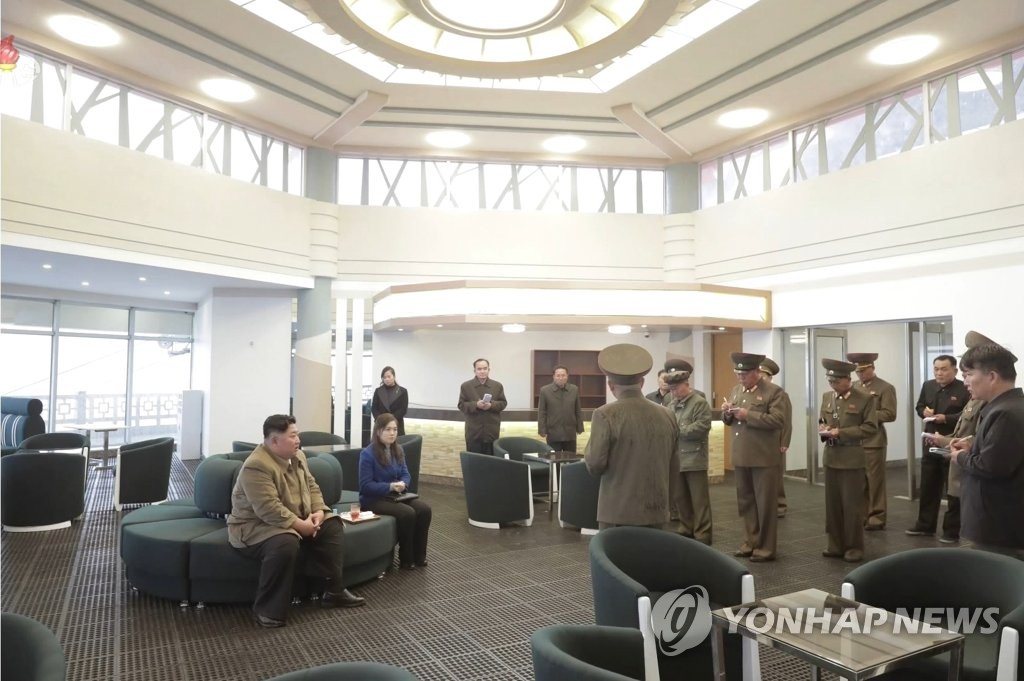 리설주와 양덕군 온천지구 방문한 김정은 북한 국무위원장