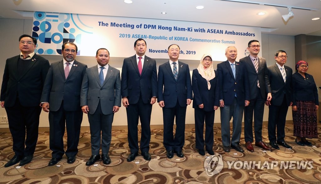 Finance minister meets ASEAN envoys Finance minister meets ASEAN envoys