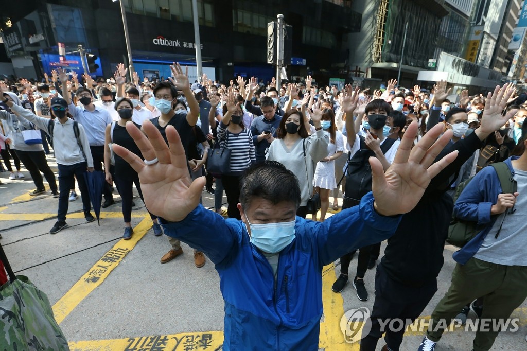 손가락 펴든 홍콩 시위대…"5대 요구 모두 수용하라"