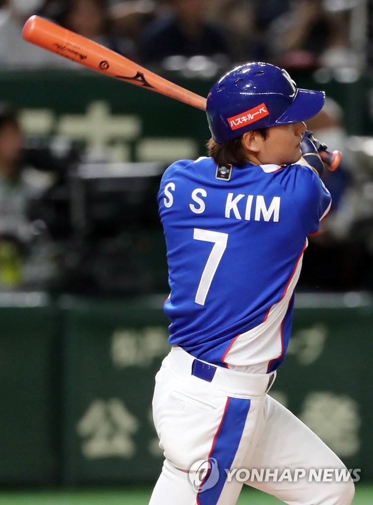 Kim Sang-su of South Korea hits a two-run double against Japan in the top of the fourth inning of the Super Round game at the World Baseball Softball Confederation (WBSC) Premier12 at Tokyo Dome in Tokyo on Nov. 16, 2019. (Yonhap)