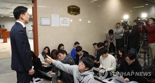 질문에 답하는 김세연