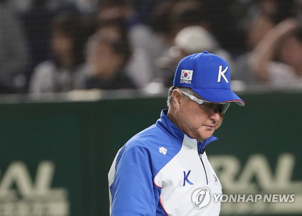 South Korean manager Kim Kyung-moon heads back to the dugout after making a pitching change against Japan during the bottom of the eighth inning in the final of the World Baseball Softball Confederation (WBSC) Premier12 at Tokyo Dome in Tokyo on Nov. 17, 2019. (Yonhap)