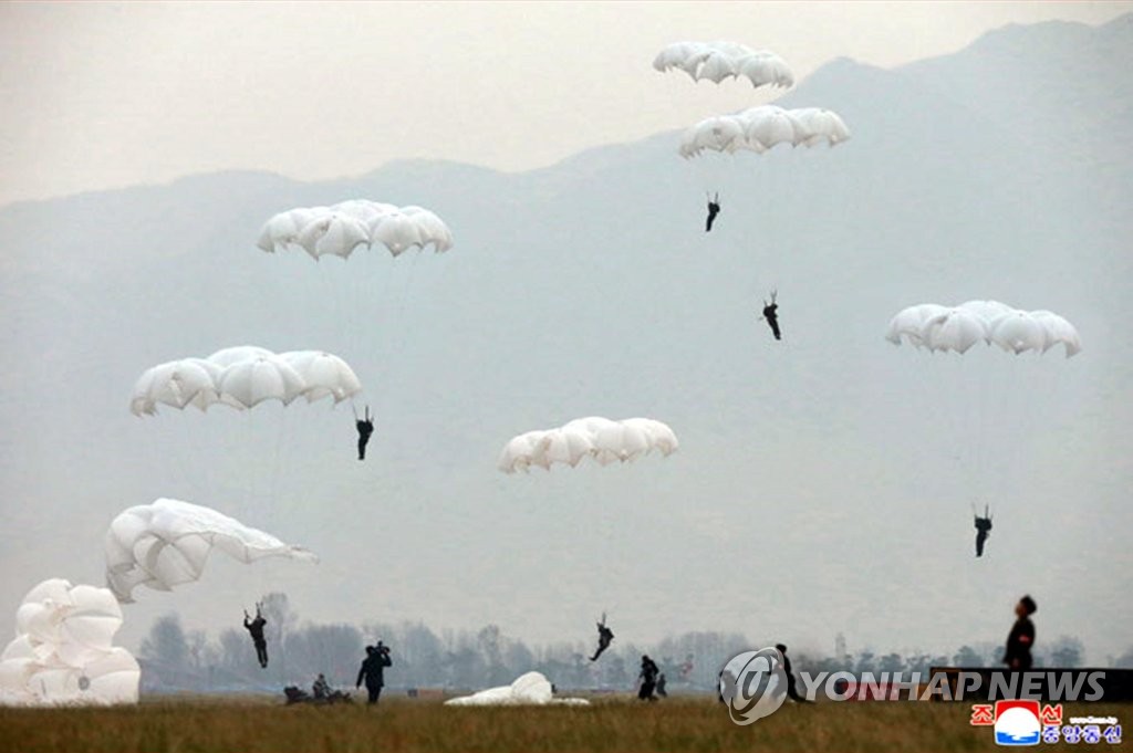 El líder norcoreano inspecciona el entrenamiento de la Fuerza Aérea El líder norcoreano inspecciona el entrenamiento de la Fuerza Aérea