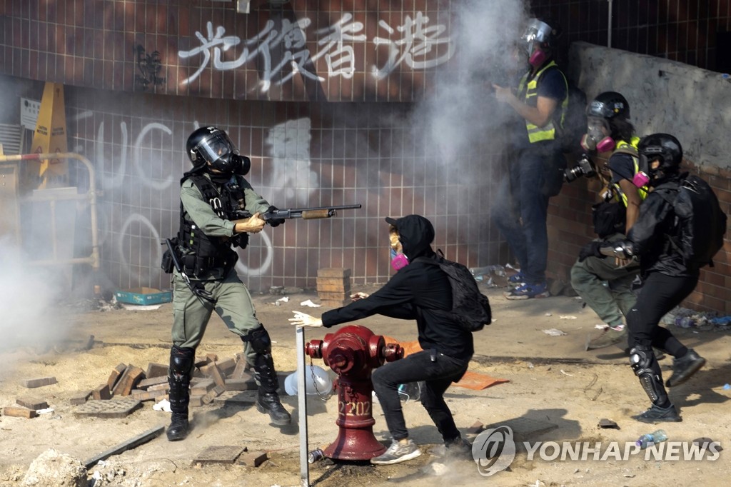 시위 참가자에 무기 겨눈 홍콩 경찰
