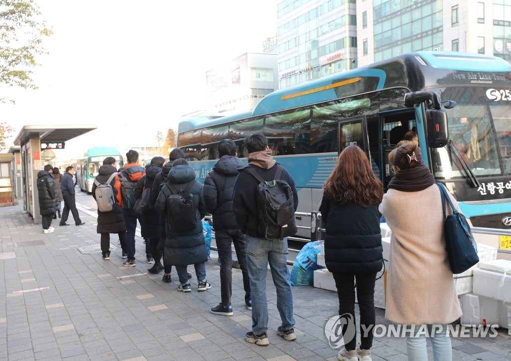 줄서는 시민들