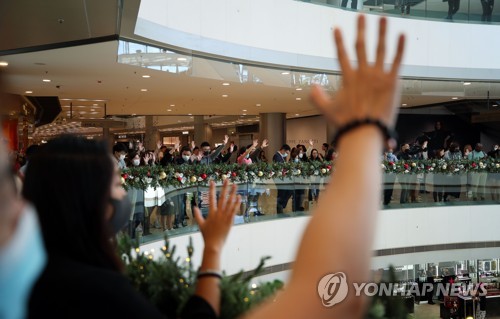 경찰해산 촉구하는 홍콩 넥타이 부대