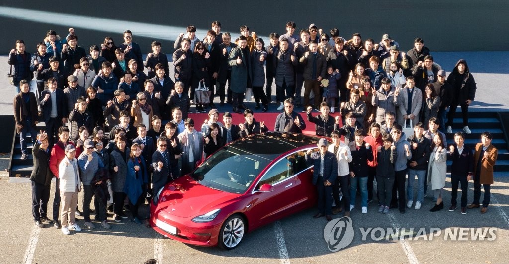 기념촬영하는 테슬라 모델3 고객들