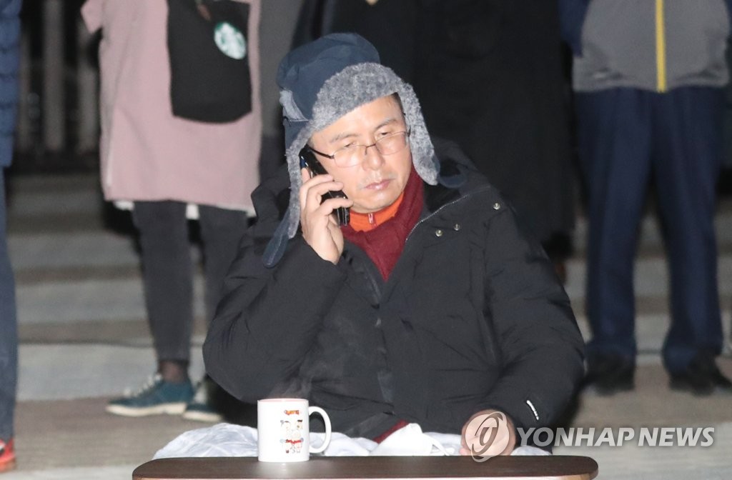 황교안, '누구와 통화?'