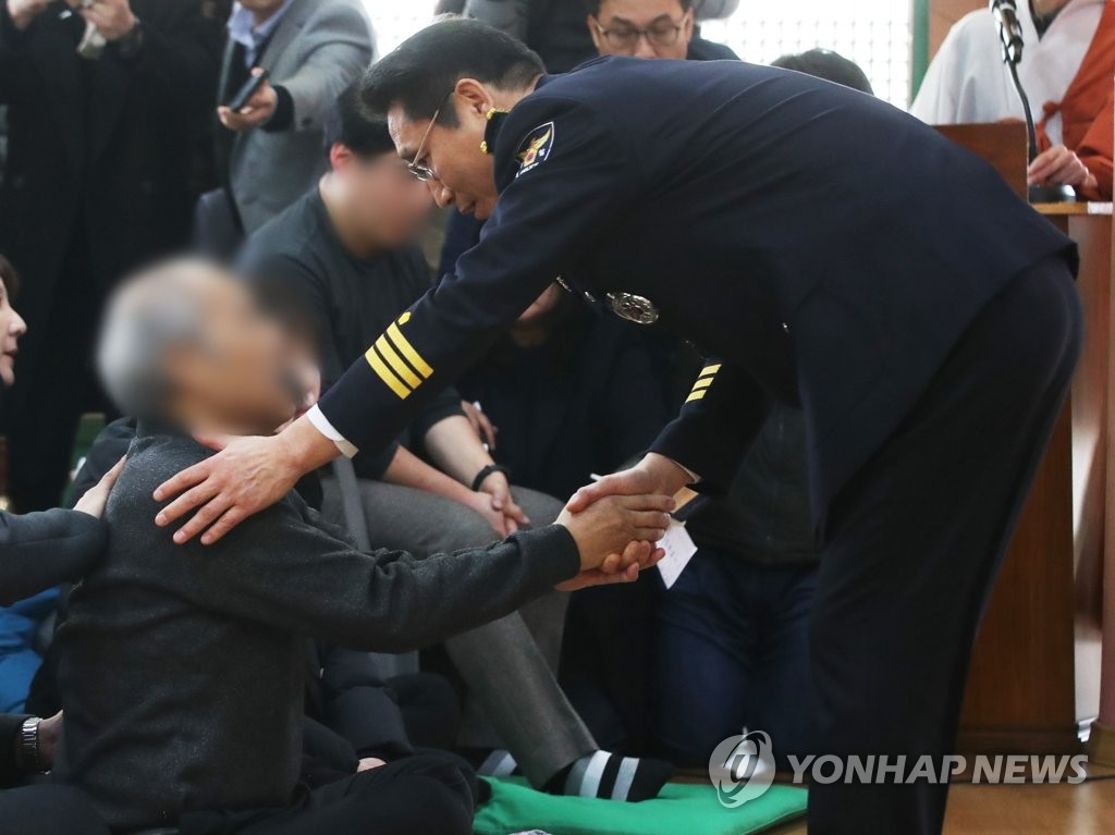 유가족 위로하는 배용주 경기남부지방경찰청장