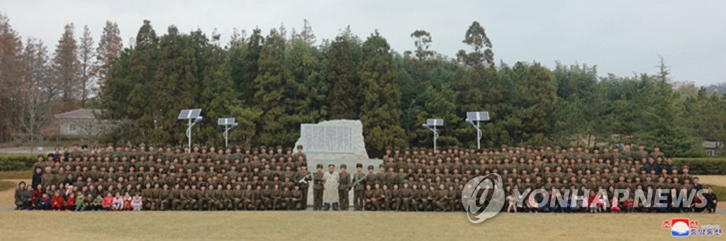 북한 김정은, 남북접경 창린도 방어대원 가족들과도 기념촬영