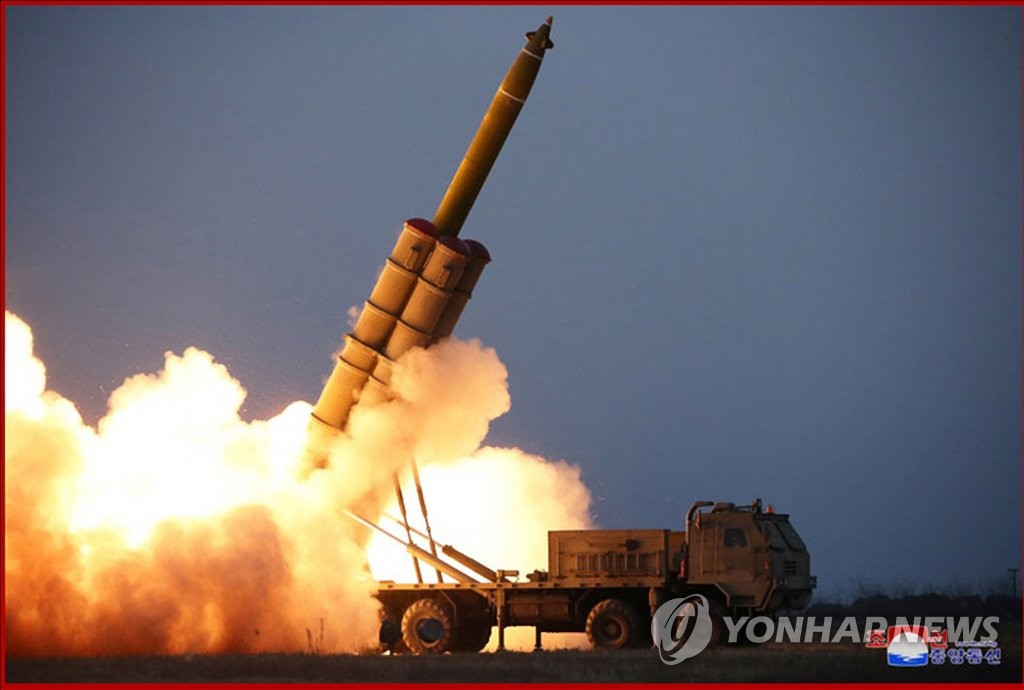북한, 초대형 방사포 연발시험사격…"전투적용성 최종검토 목적"