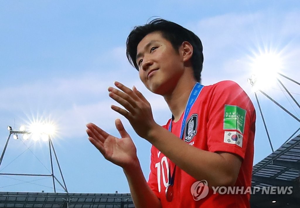 Lee Kang-in recibe el premio a jugador joven del año de la AFC Lee Kang-in recibe el premio a jugador joven del año de la AFC