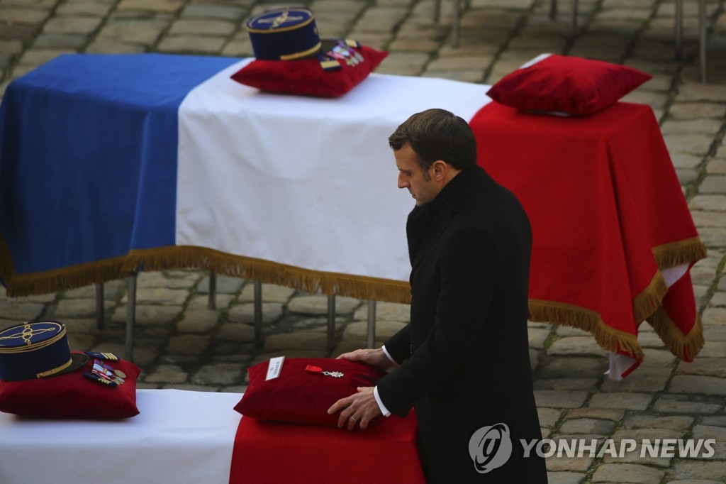 전몰 장병 영결식 참석한 마크롱 대통령