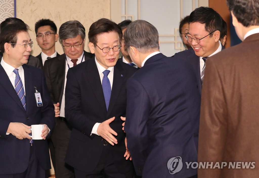 President Moon Jae-in (3rd from R) greets Gyeonggi Gov. Lee Jae-myung ahead of a Cabinet meeting at Cheong Wa Dae in Seoul on Dec. 3, 2019. (Yonhap)
