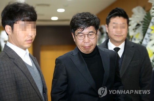 백원우, 검찰 수사관 빈소 조문을 마치고