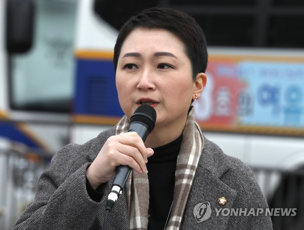 기자회견 하는 이언주 의원