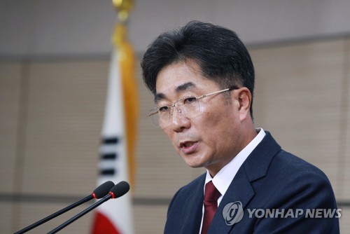 질문에 답하는 성기선 한국교육과정평가원장