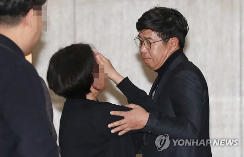 유가족 위로하는 백원우 전 청와대 민정비서관