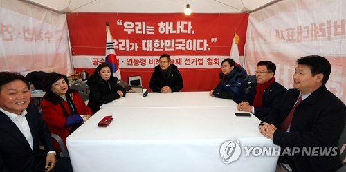 천막농성장에서 열린 최고위원회의