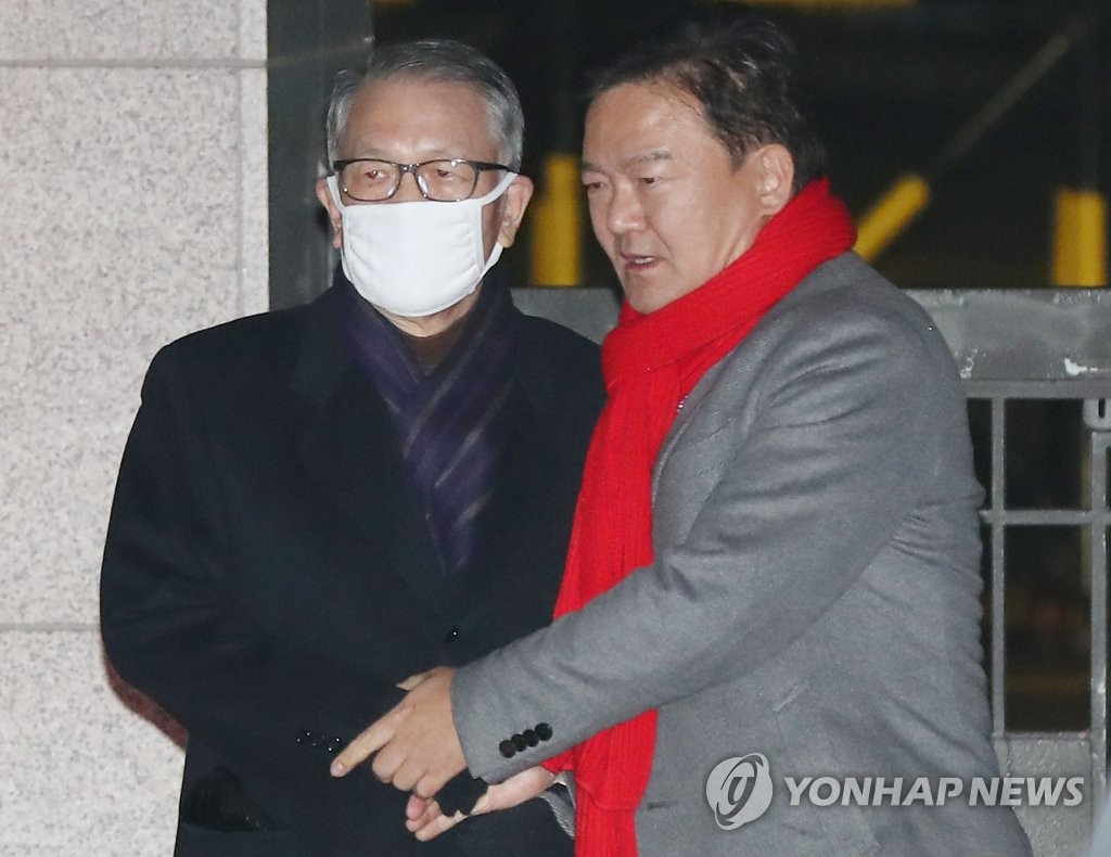 釈放された元大統領秘書室長 釈放された元大統領秘書室長