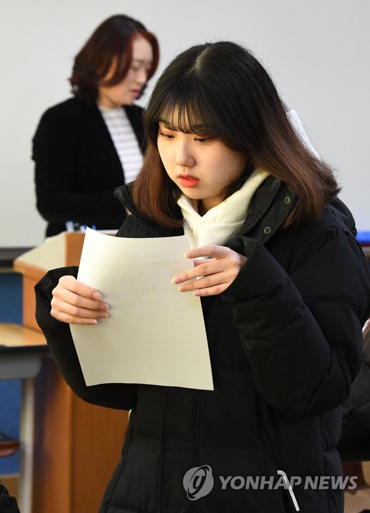 Students get results of college entrance test Students get results of college entrance test