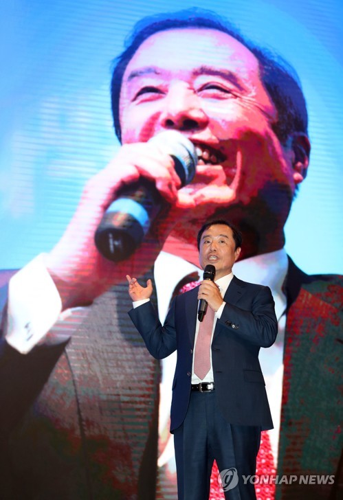 출판기념회에서 인사말 하는 김병준