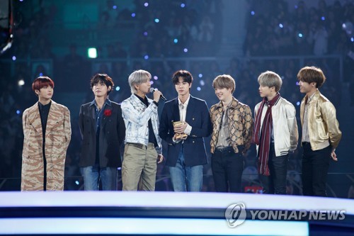 수상 소감 밝히는 방탄소년단
