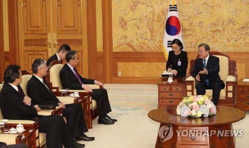 문 대통령, 왕이 중국 외교부장 접견