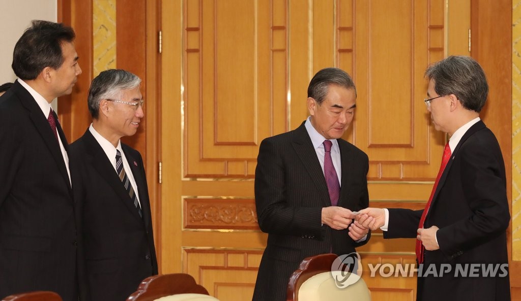 명함 건네주는 김현종 2차장