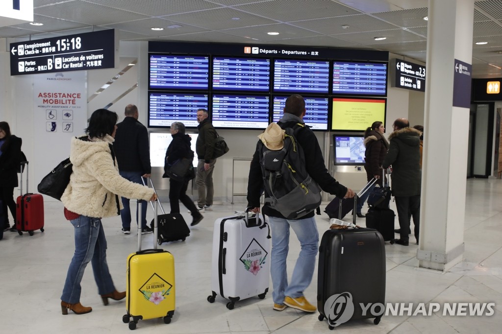 佛 '연금개편 총파업'…공항 전광판 확인하는 여행객들