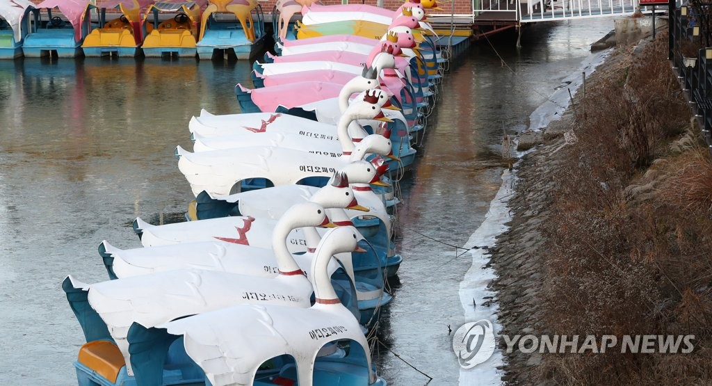 동장군에 발 묶인 오리배