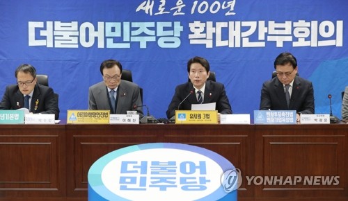 발언하는 이인영 원내대표
