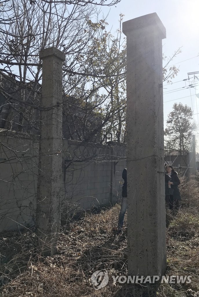 과거 조병창 문설주 추정 기둥 2개