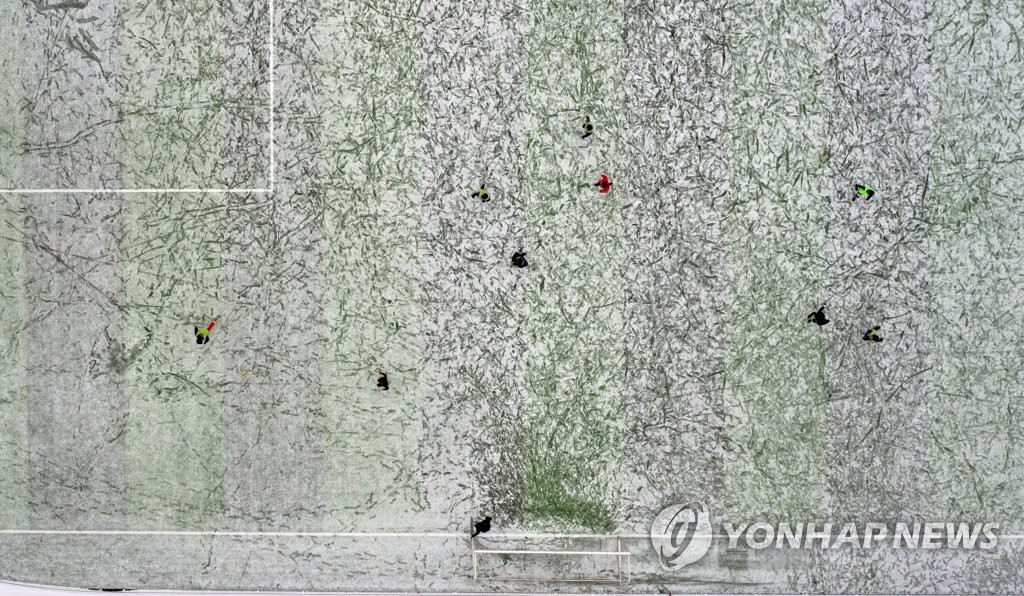 눈 쌓인 캠퍼스 운동장