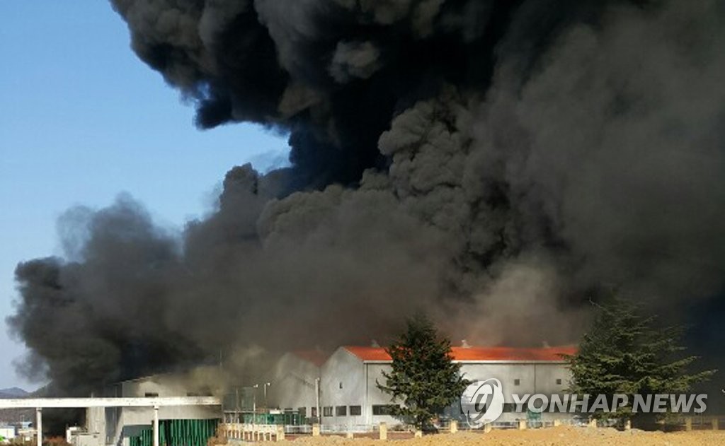 경북 칠곡 팔레트 제조공장 화재…진화 중