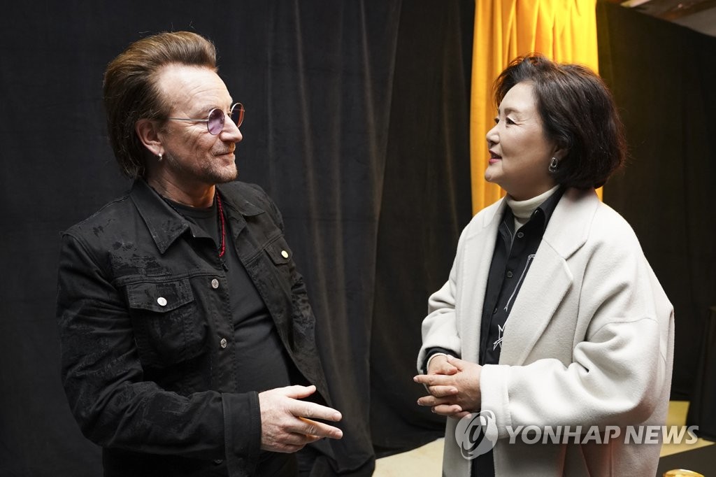 김정숙 여사, 록밴드 U2 '보노'와 대화
