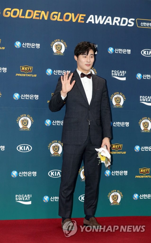 Kim Ha-seong of the Kiwoom Heroes in the Korea Baseball Organization, poses for photos on the red carpet ahead of the Golden Glove Award ceremony at COEX in Seoul on Dec. 9, 2019. (Yonhap)