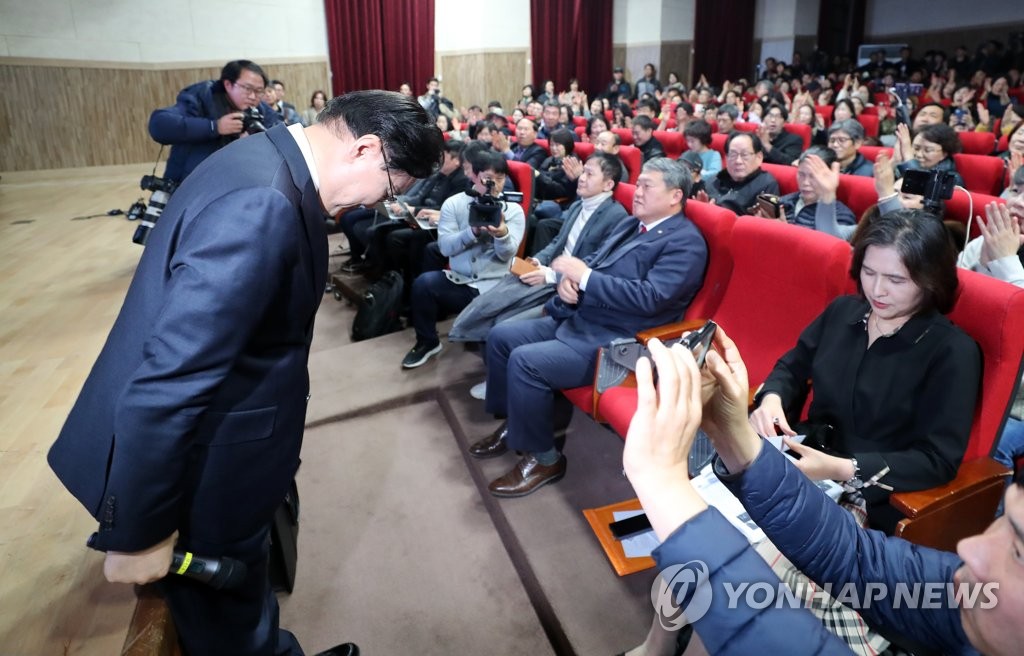 인사하는 황운하 청장