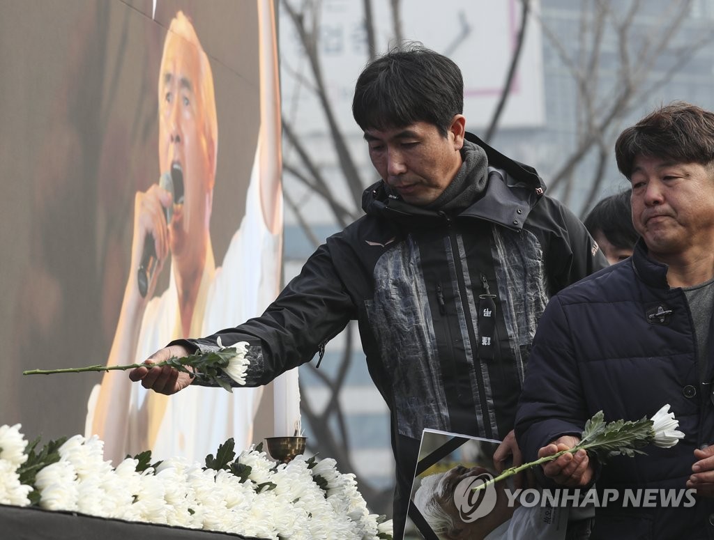 헌화하는 시민들