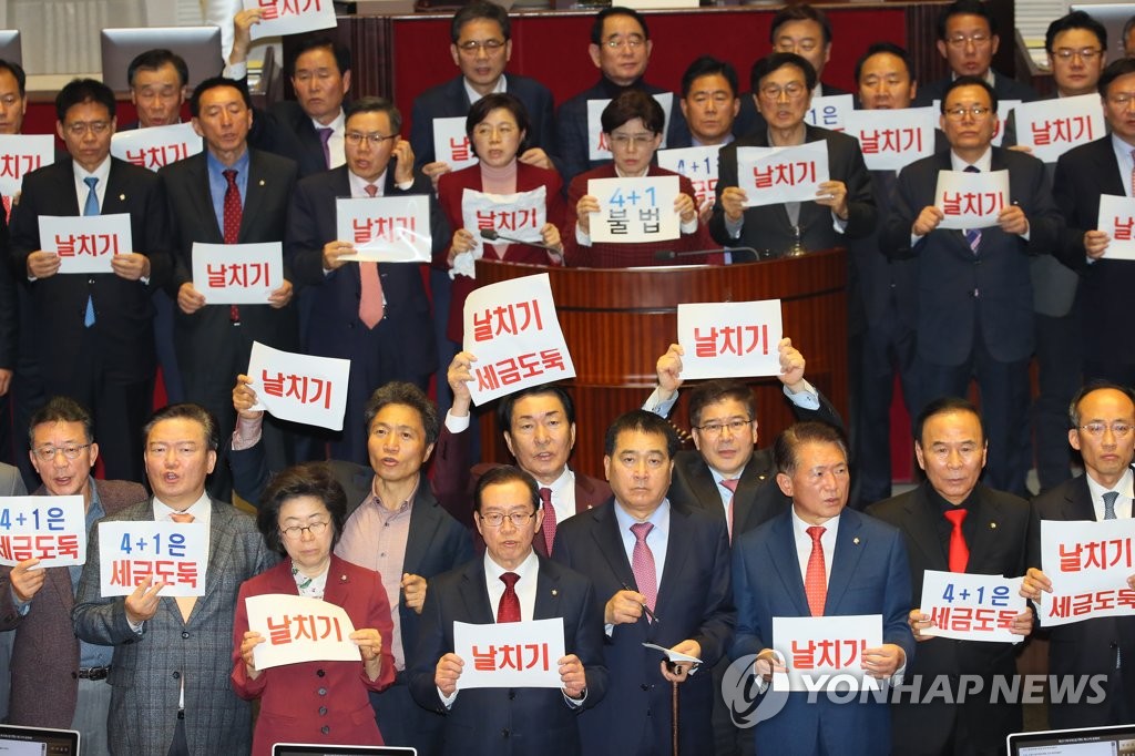 '4+1 예산' 통과 항의하는 한국당