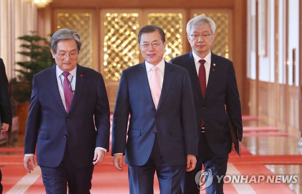 문 대통령, 신임대사 신임장 수여식 입장