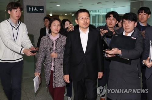 질문받는 한국당 황교안 대표
