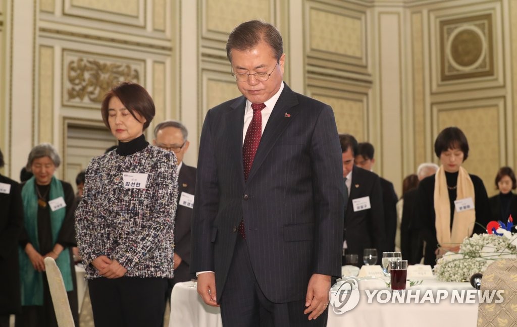 묵념하는 문 대통령