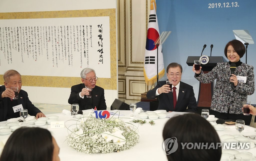 건배하는 문 대통령