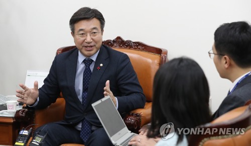 여야 '4+1' 선거제 합의 불발에 대한 당 입장 설명하는 윤호중