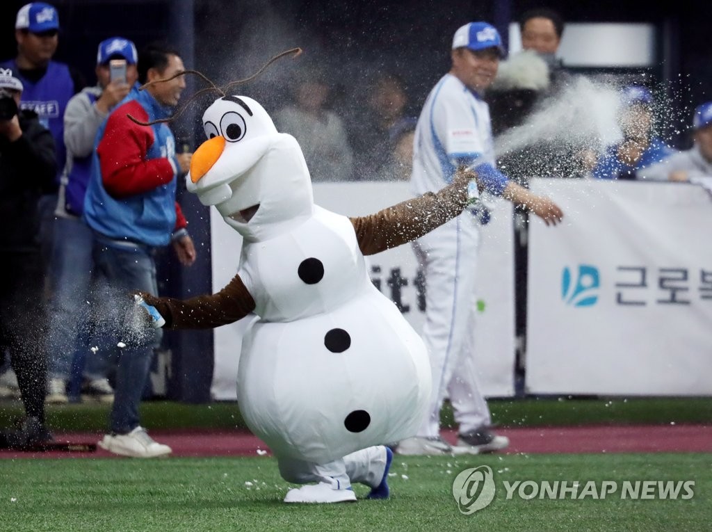올라프 복장한 김민수