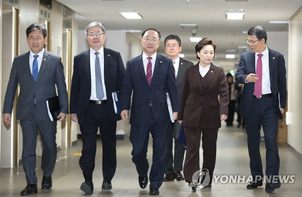 브리핑룸 들어서는 경제 장관들