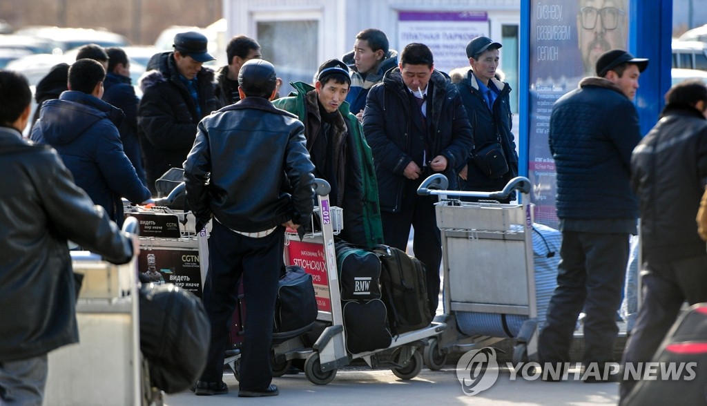 공항에서 출국 기다리는 북한 노동자들