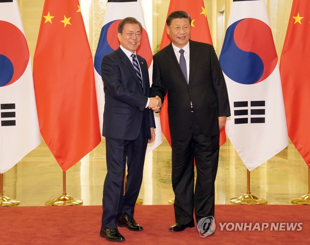 ２３日、北京で会談した文大統領（左）と習主席（資料写真）＝（聯合ニュース）